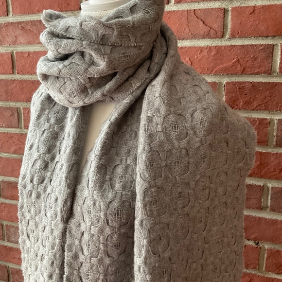 Tory Burch Wool Gray Cable Knit Woven Shawl Scarf Wrap Embroidered Logo 14”x80” - Picture 9 of 10